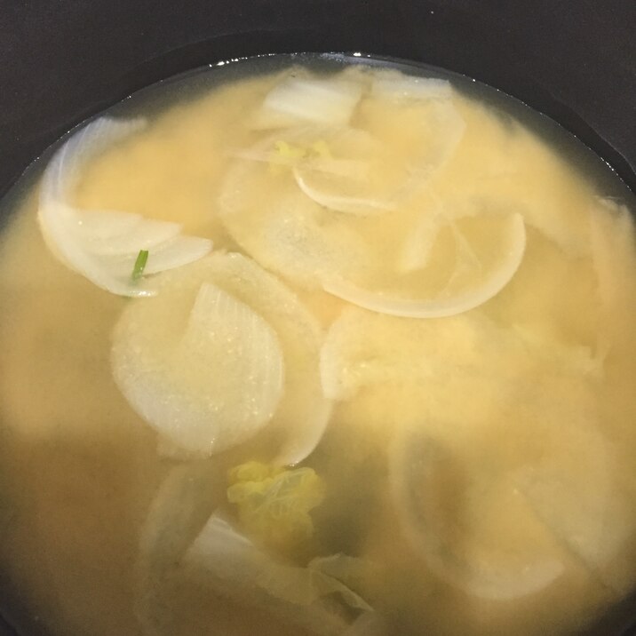 玉ねぎと白菜の白だし味噌汁！